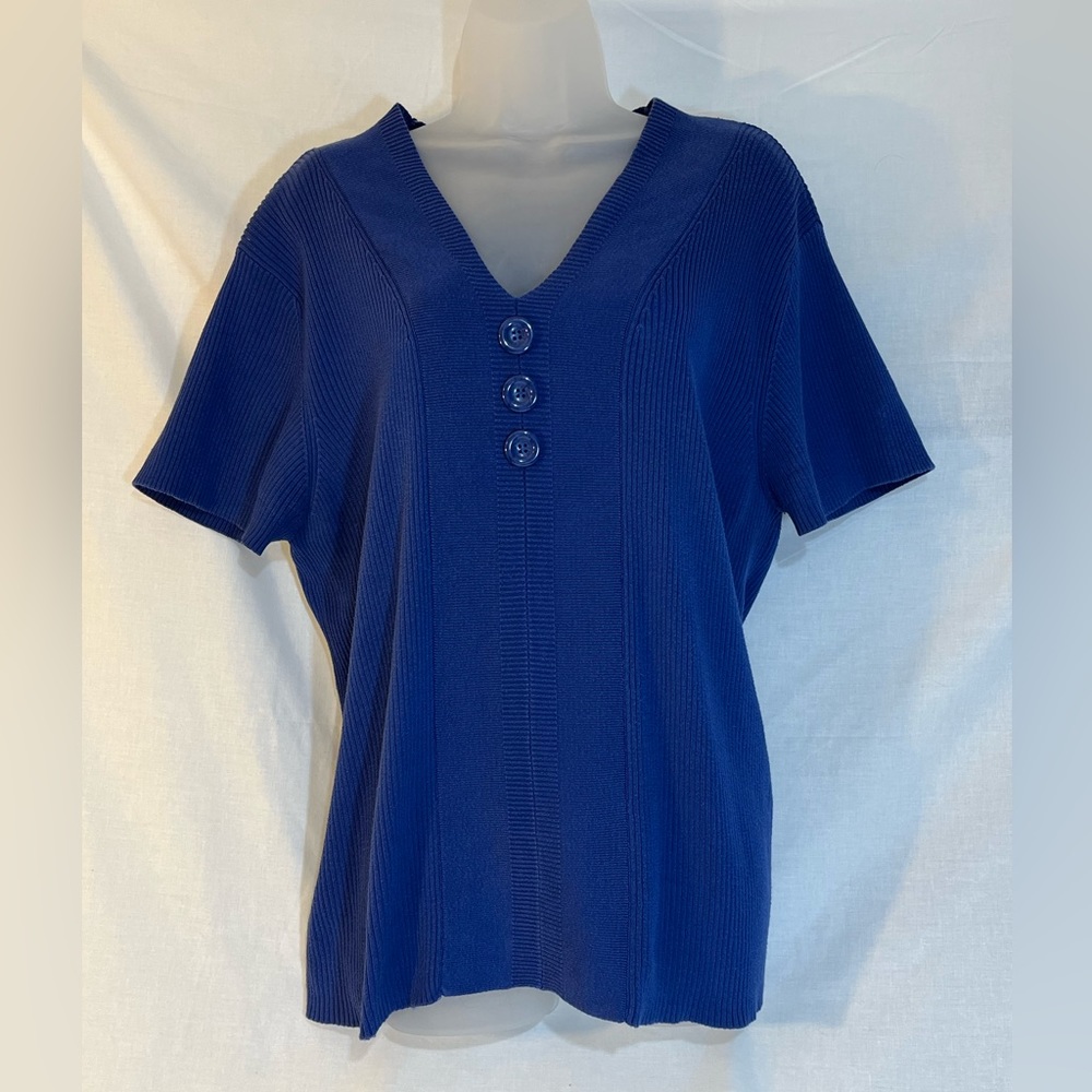 Blue V-neck rib knit sweater w/ decorative buttons. Size 3X. Good used condition